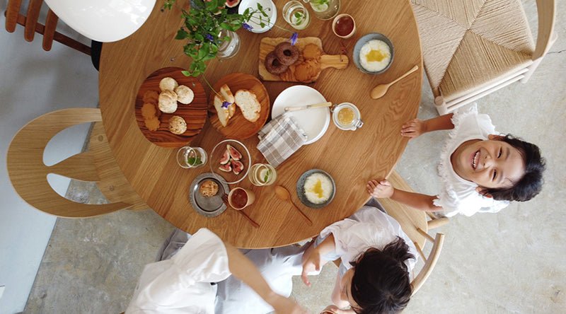 丸いダイニングテーブルでつくる、北欧らしいやわらかな団らん空間｜選び方とメリット｜北欧インテリア通販サイト greeniche（グリニッチ）