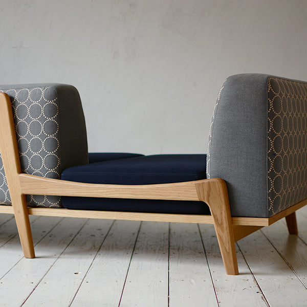 Luu Sofa dop tambourine gray / navy、オーク無垢材のフレーム